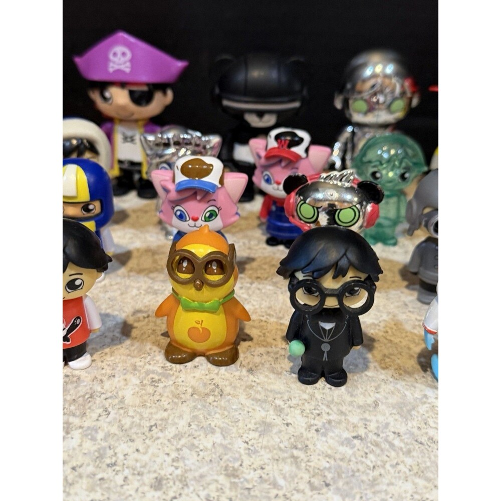 Lot of 50 Ryan’s World Mini Figures Mixed Series Rare Chase Gold Chrome - Picture 7 of 7